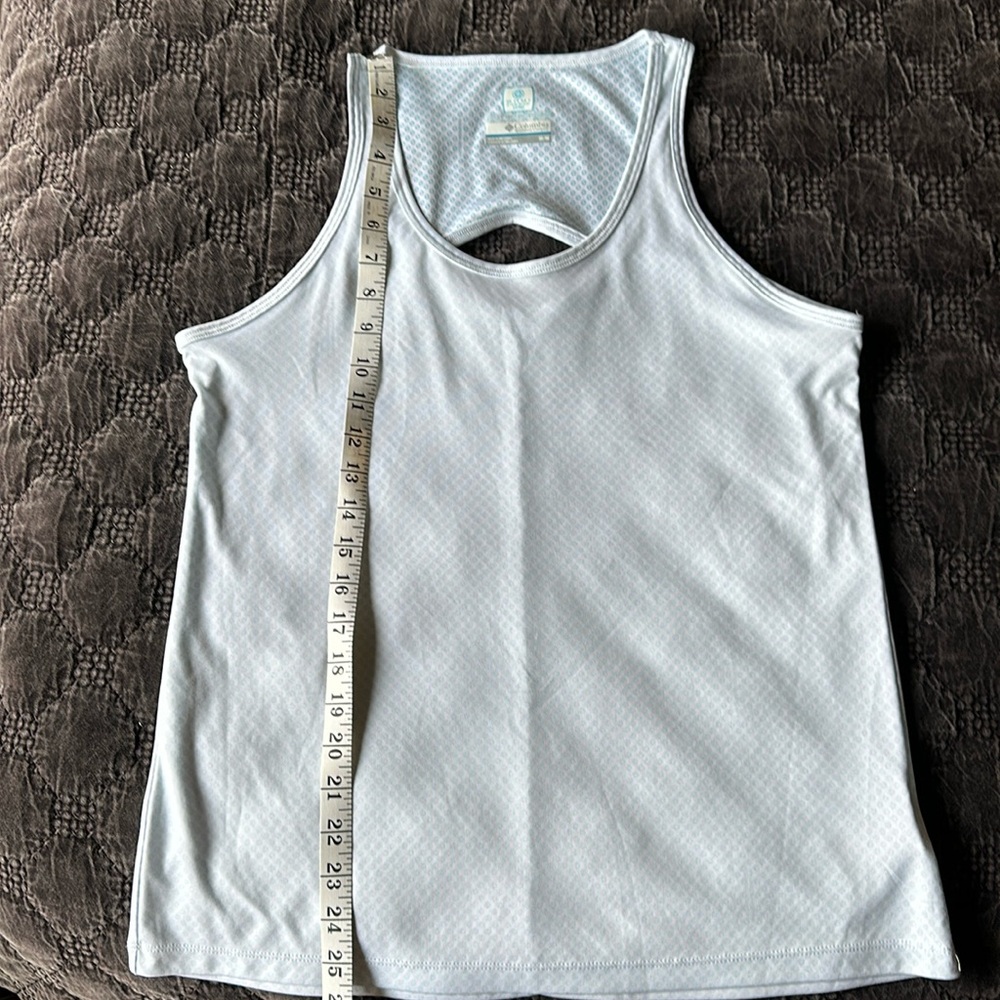 Columbia women’s athletic Omni Freeze tank, white/blue, size Med